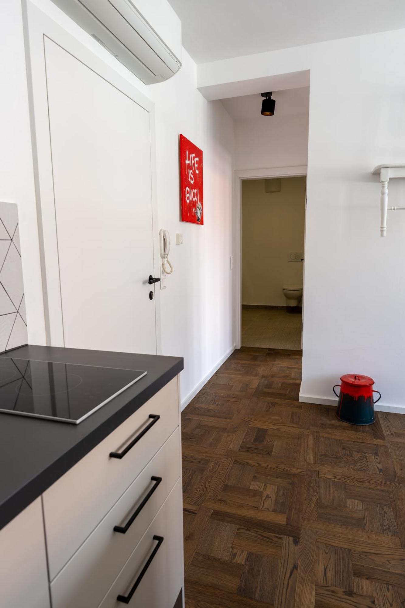 On 6 Rust Apartment Room photo